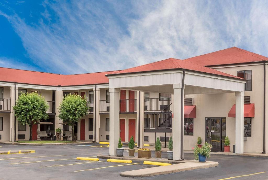Super 8 by Wyndham Bryant Little Rock Area image