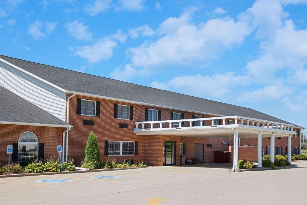 Super 8 by Wyndham New Hampton image
