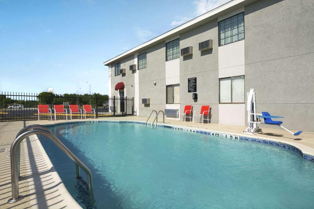 Super 8 by Wyndham Ardmore photo 2