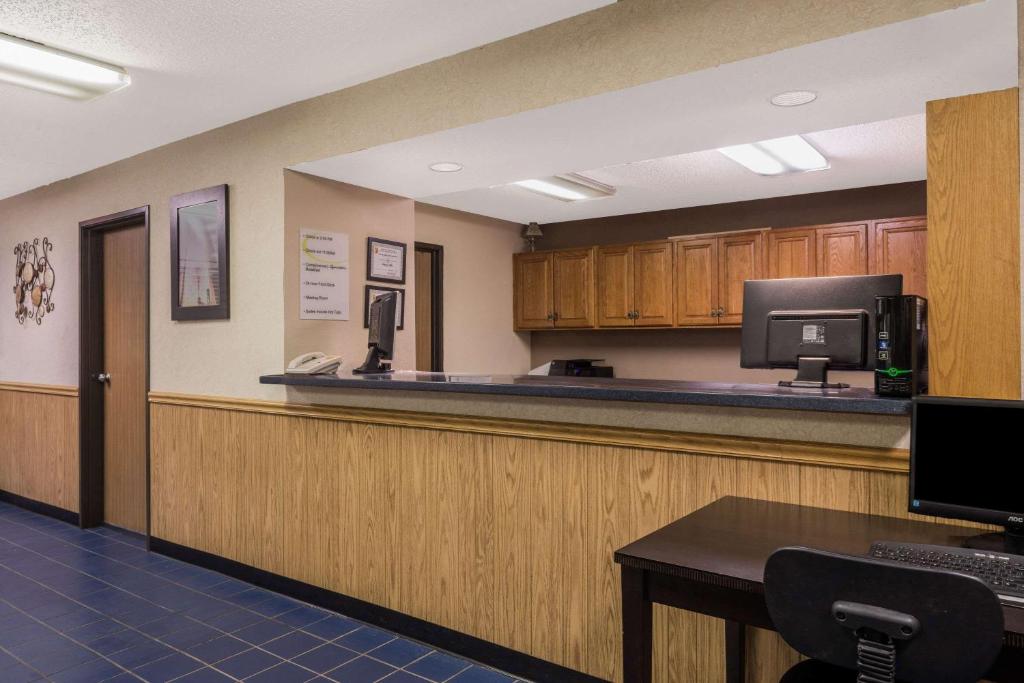 Super 8 by Wyndham Potosi photo 1