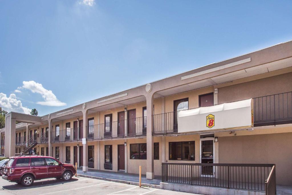 Super 8 by Wyndham Camp Springs/Andrews AFB DC Area image