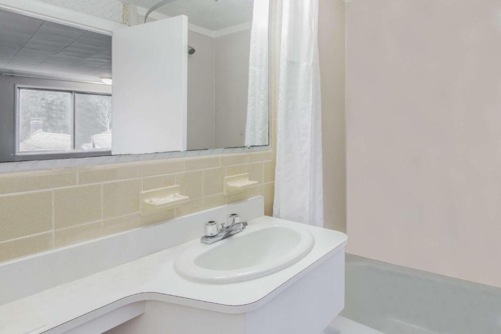Super 8 by Wyndham W Yarmouth Hyannis/Cape Cod photo 3