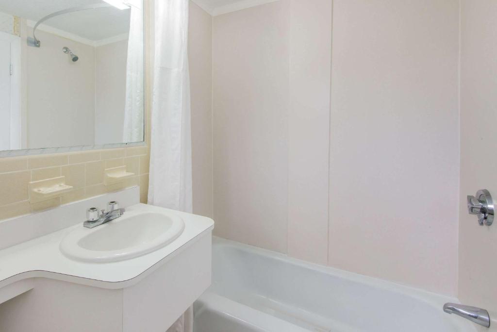 Super 8 by Wyndham W Yarmouth Hyannis/Cape Cod photo 2