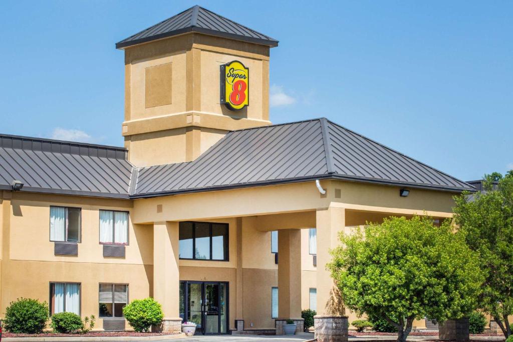 Super 8 by Wyndham Piedmont Greenville Area image