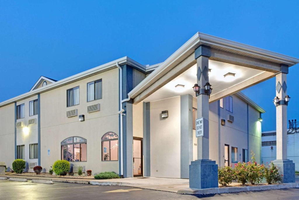 Travelodge by Wyndham St. Louis image