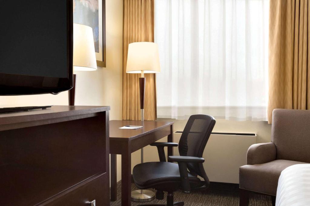 Travelodge by Wyndham Edmonton South photo 3