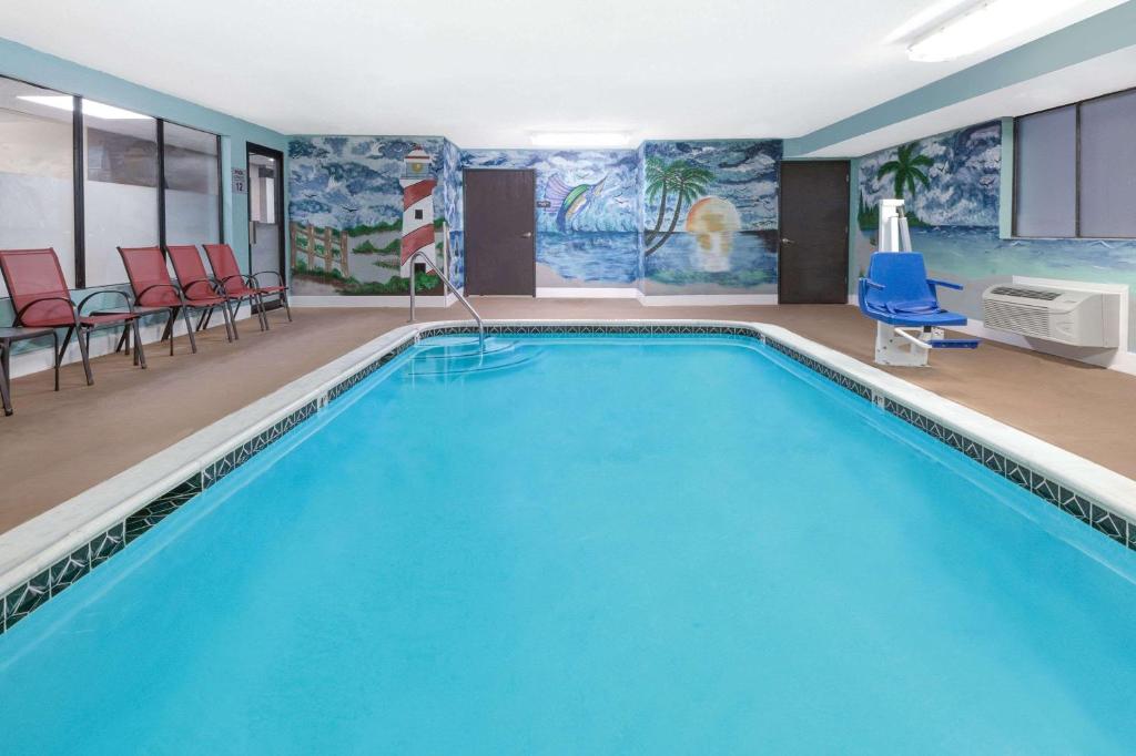 Super 8 by Wyndham Victoria/North/Mall Area image
