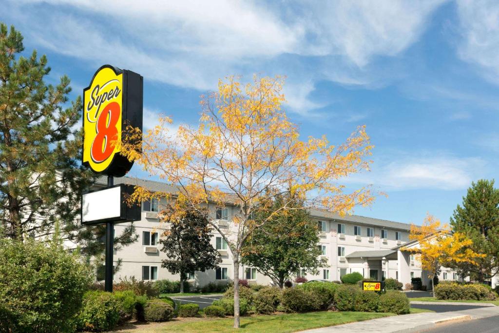 Super 8 by Wyndham Redmond image