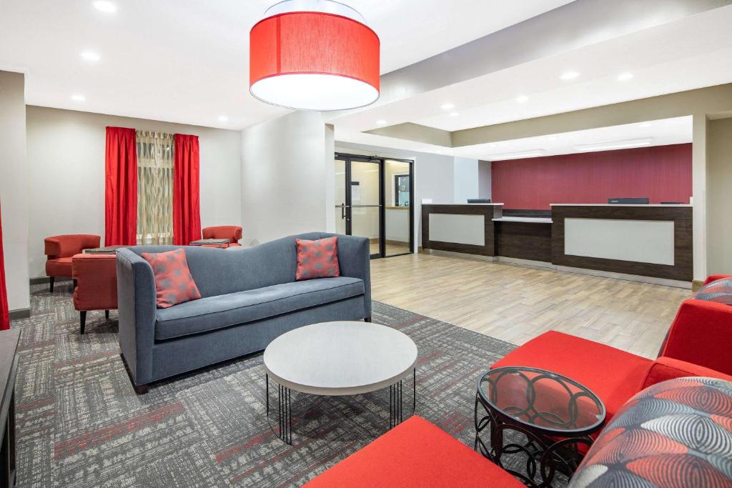 Ramada by Wyndham Alpharetta Atlanta North photo 1