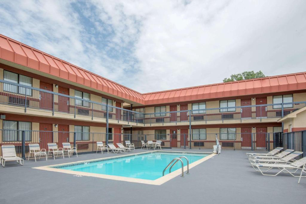 Super 8 by Wyndham Tulsa photo 4