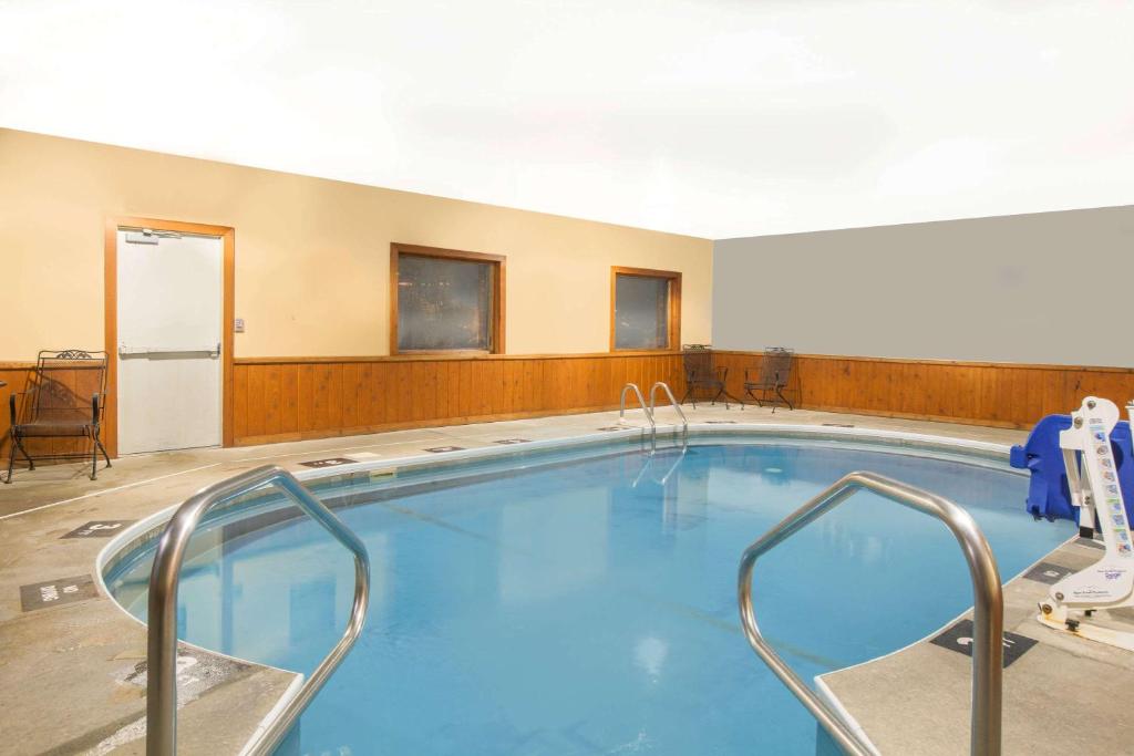 Super 8 by Wyndham Mason City photo 2