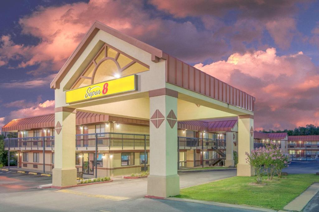 Super 8 by Wyndham Tulsa photo 1