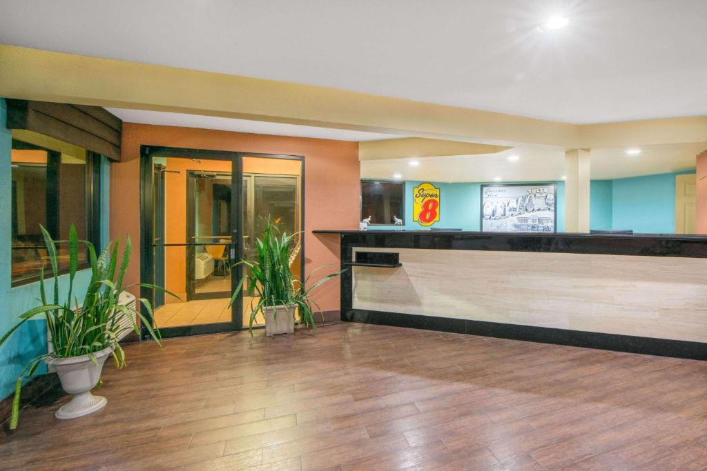 Super 8 by Wyndham Tulsa photo 2