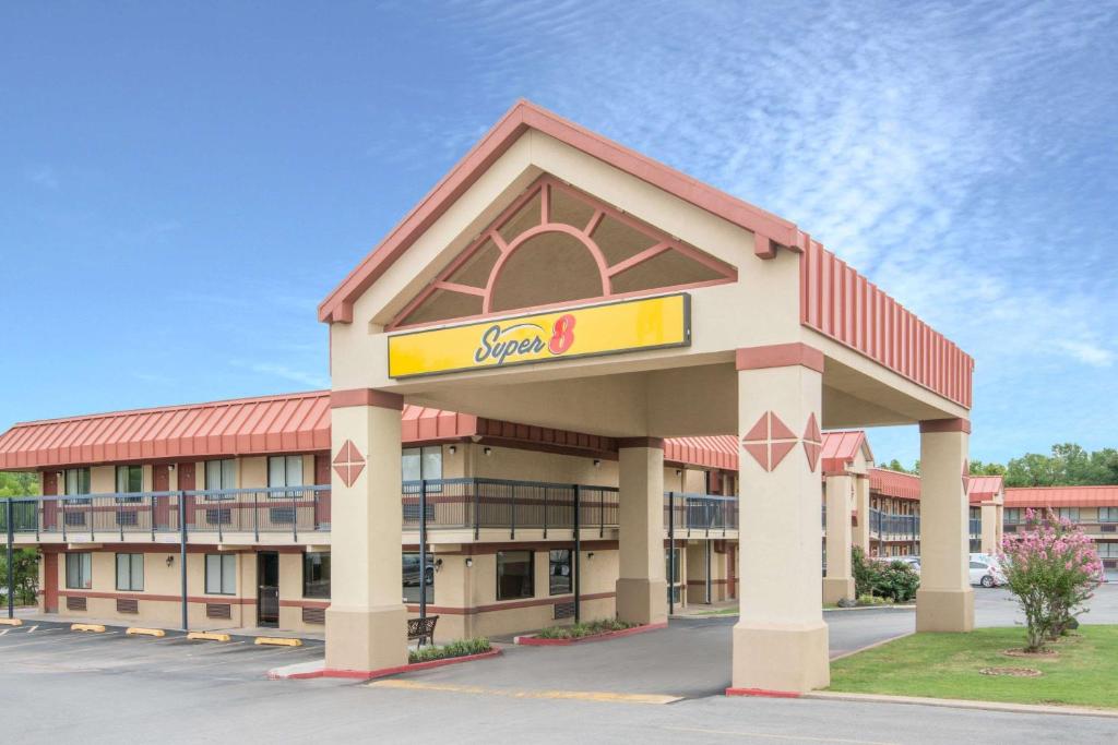 Super 8 by Wyndham Tulsa image