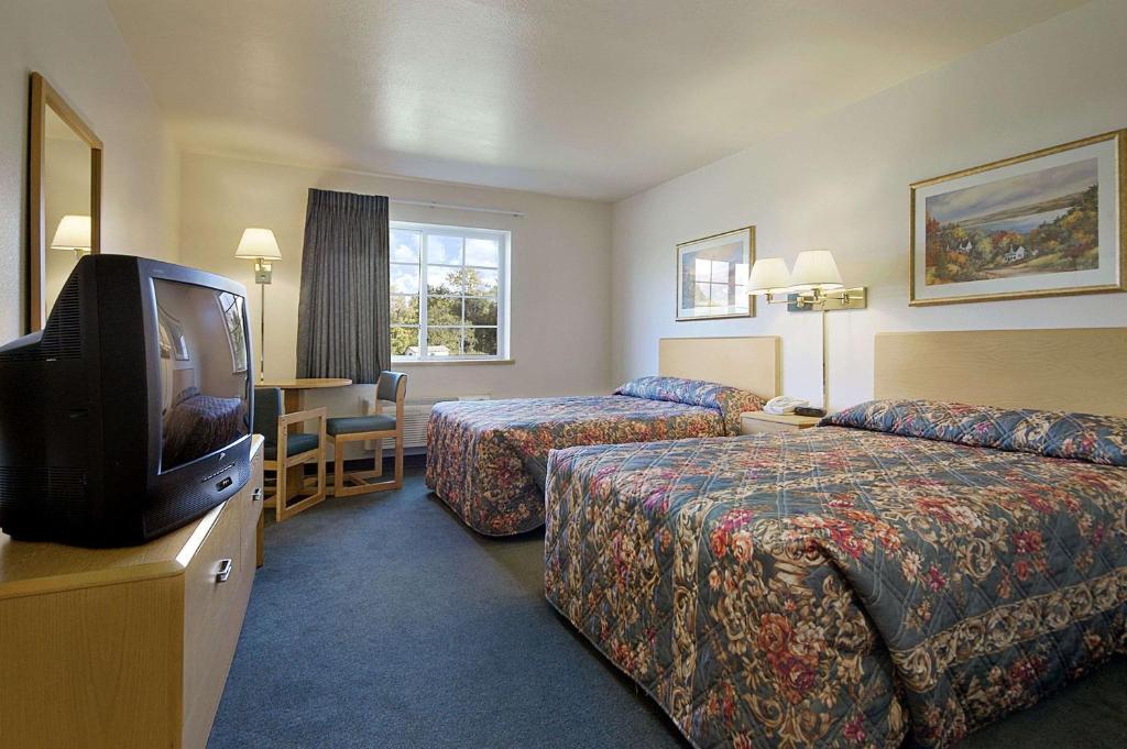 Super 8 by Wyndham Ava photo 3