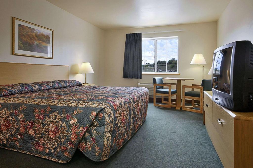Super 8 by Wyndham Ava photo 4