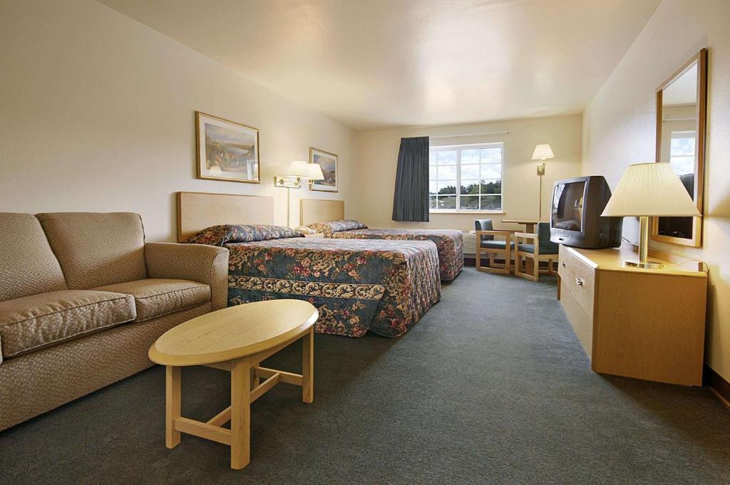 Super 8 by Wyndham Ava photo 2