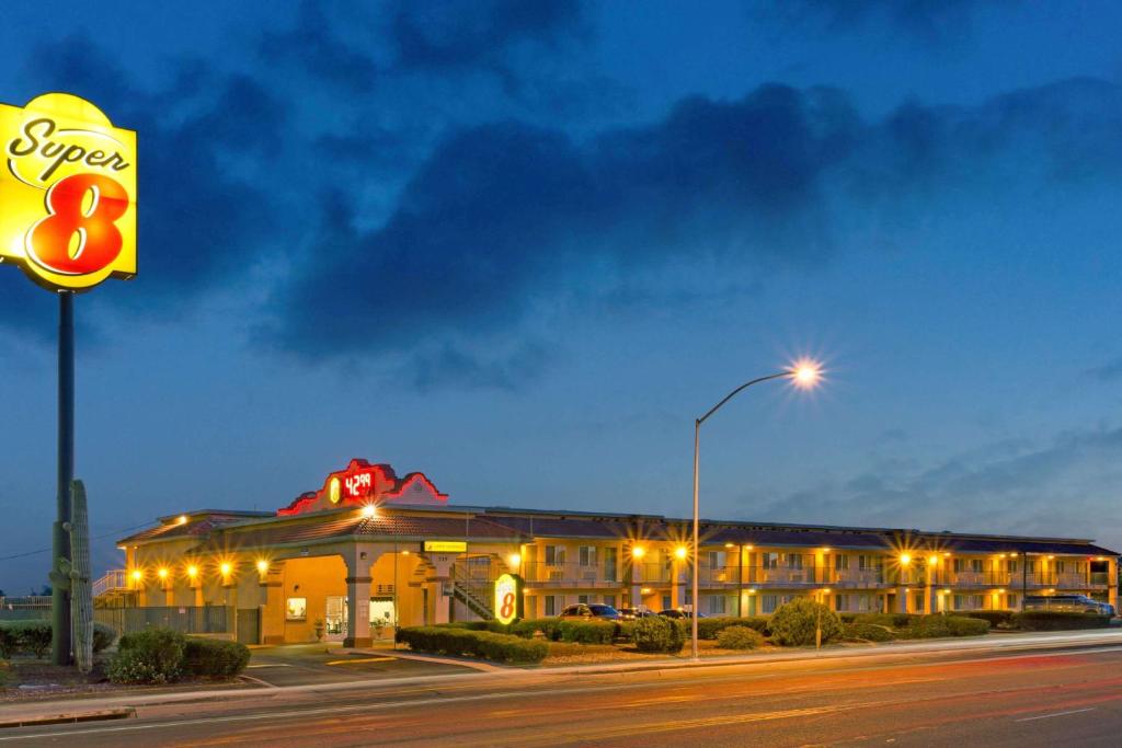 Super 8 by Wyndham Tucson Downtown Convention Center image
