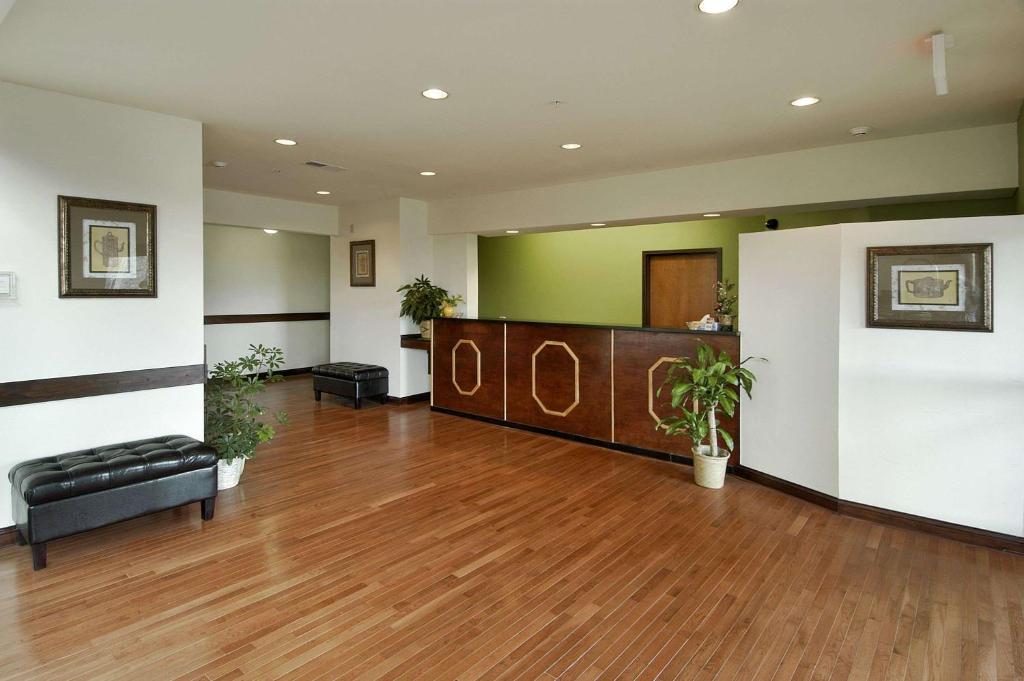 Super 8 by Wyndham Bowling Green North image