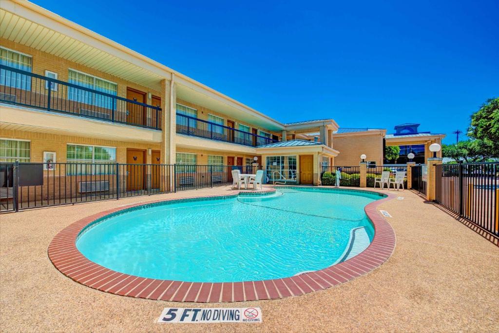 Super 8 by Wyndham Richardson Dallas photo 2