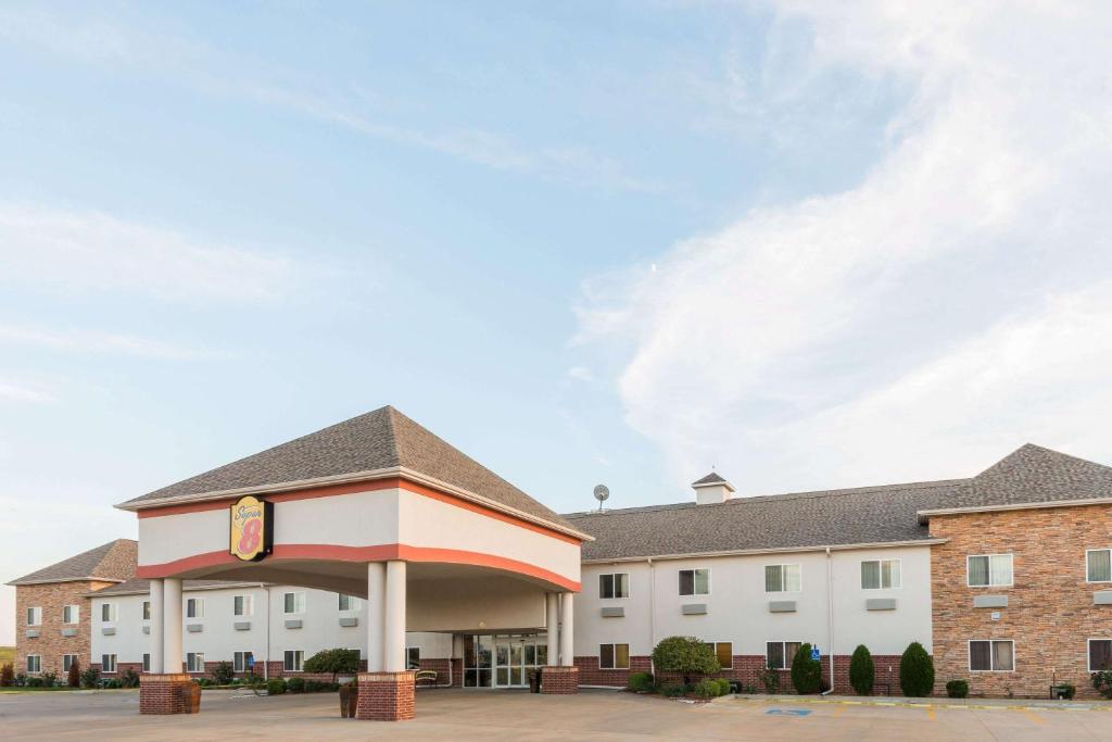 Super 8 by Wyndham Salina image