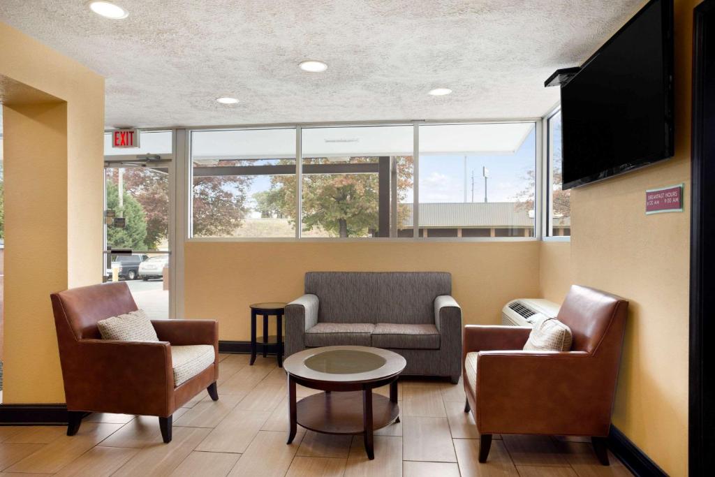 Super 8 by Wyndham Jackson photo 2