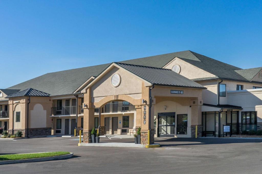Baymont by Wyndham Clarksville image