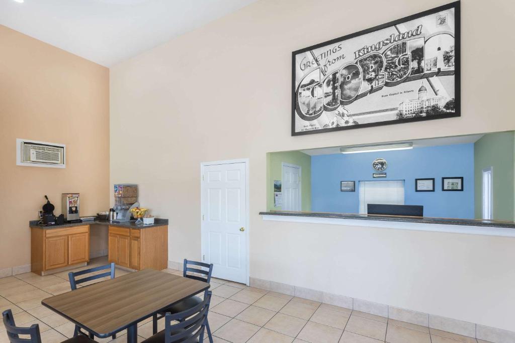 Super 8 By Wyndham Kingsland I-95 Naval Base Area photo 2