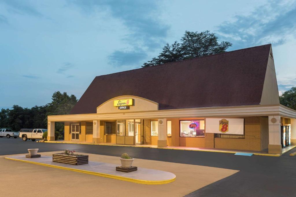 Super 8 by Wyndham Asheville Airport image