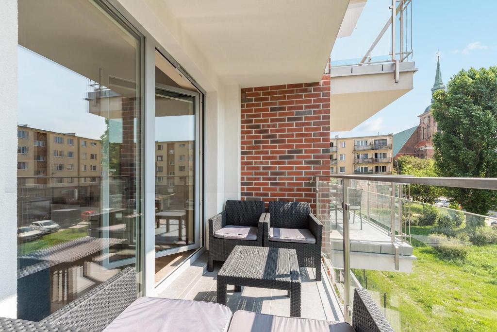 Апартаменты (Представительские апартаменты с 2 спальнями, балконом и парковкой), Angielska Grobla Apartinfo Apartments