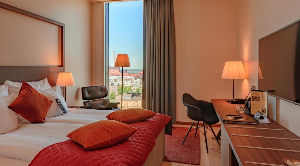 Двухместный (Улучшенный номер с кроватью размера «king-size» и окном), Clarion Hotel Helsinki