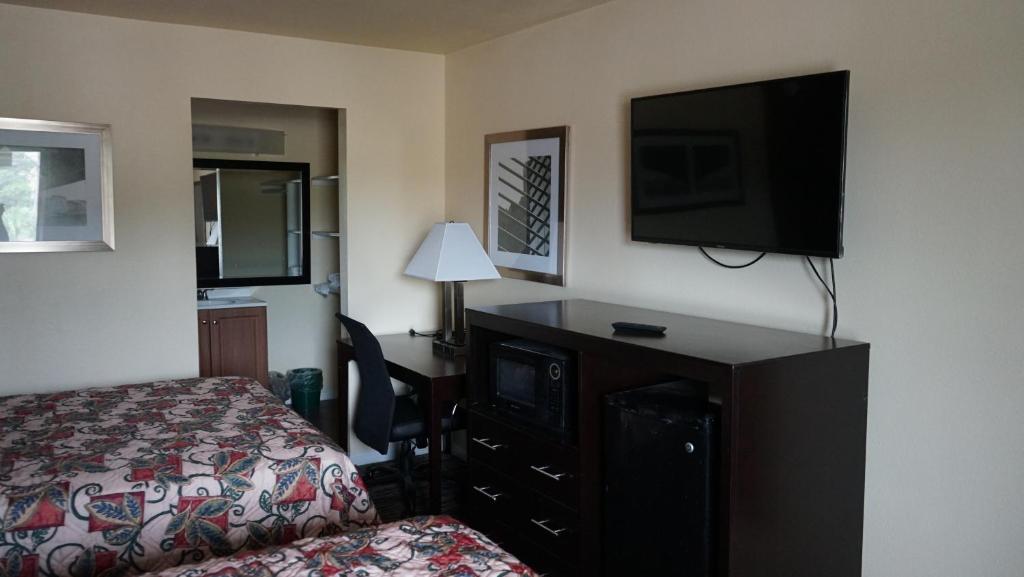 Village Motor Inn photo 2