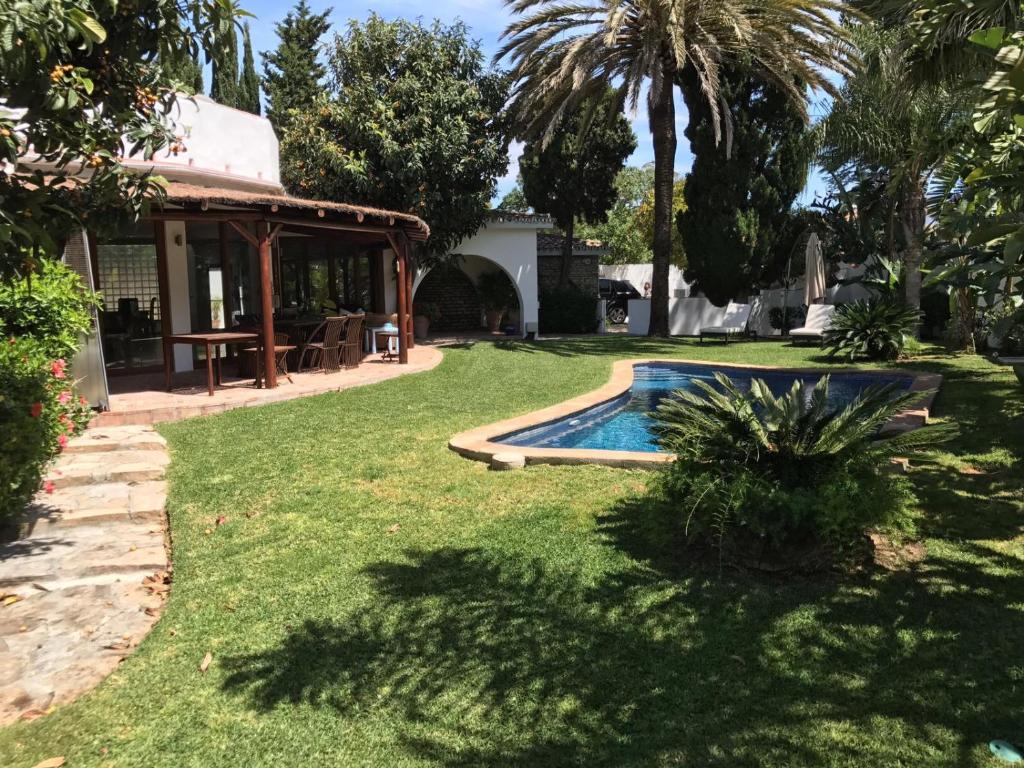 Villa with Heated Pool and Jacuzzi close to Puerto Banus and Beach photo 3
