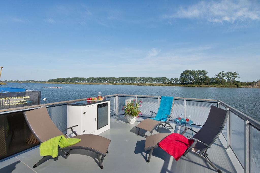 Houseboat photo 2