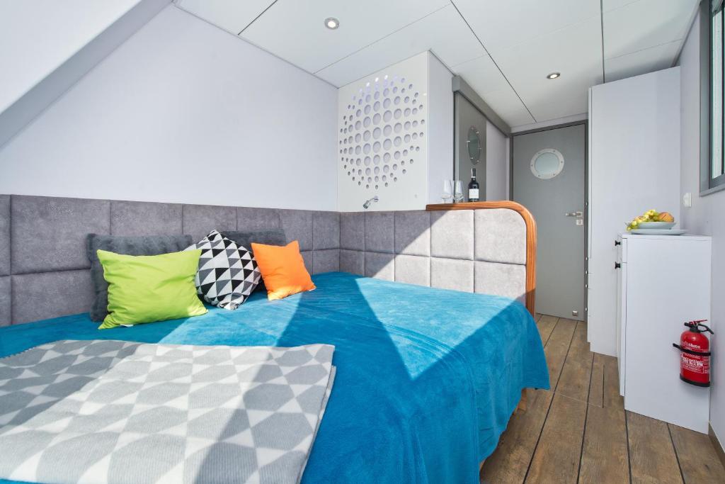 Houseboat photo 4