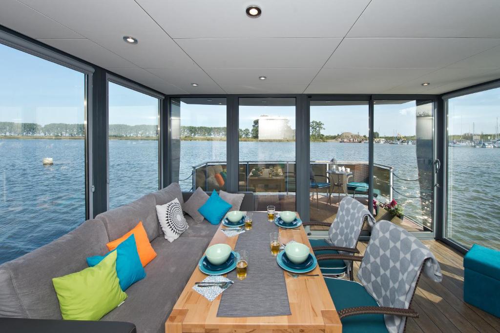 Houseboat photo 3
