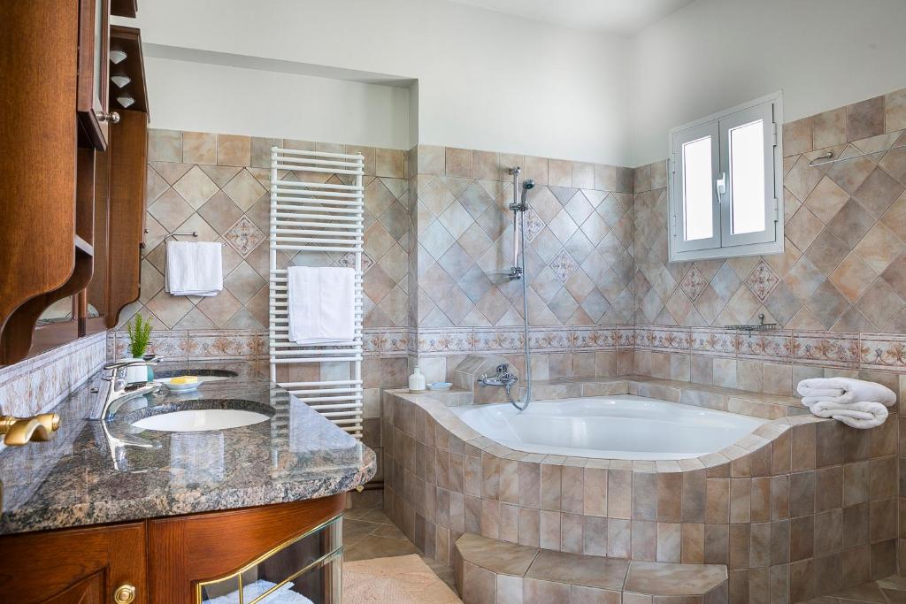 Hidden Gem Estate - Superior luxury villa large private pool stunning sea & mountain views 5 acres of lush gardens World class accommodation photo 3