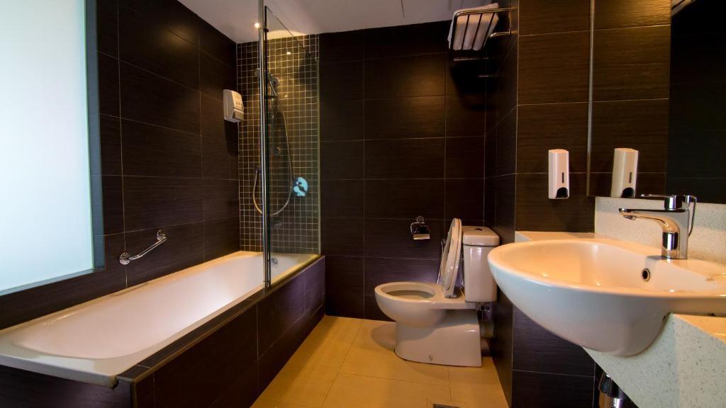 Двухместный (Улучшенный номер с кроватью размера «king-size»), Hotel Malaysia