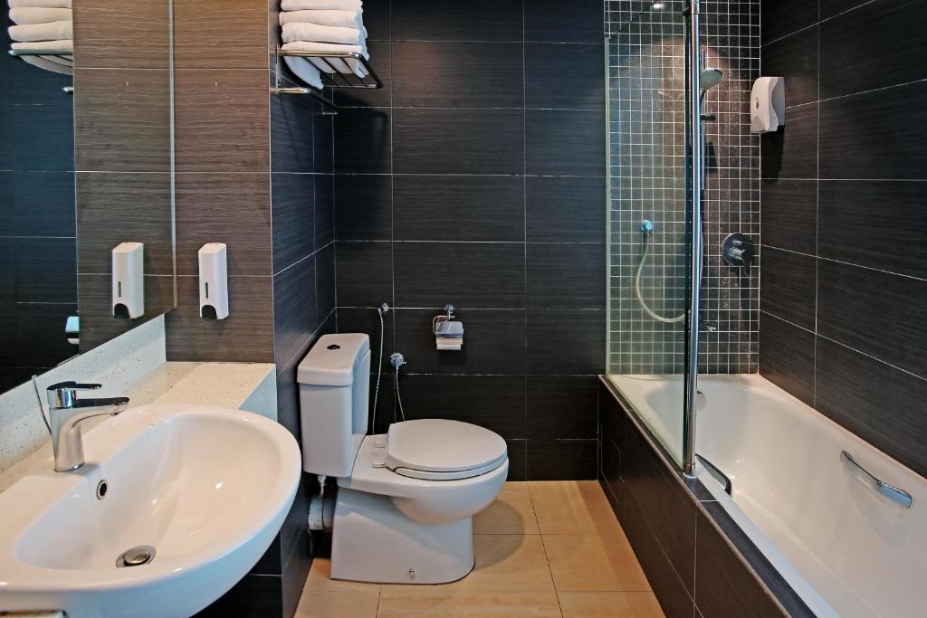 Двухместный (Улучшенный номер с кроватью размера «king-size»), Hotel Malaysia