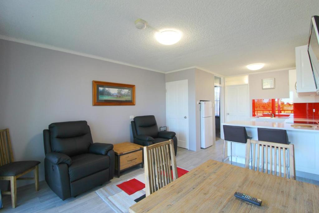 Beachfront 4, 25 Willow Street photo 3