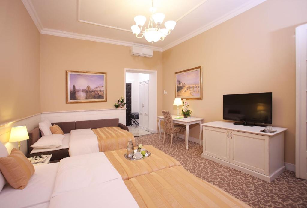 Трехместный (Улучшенный трехместный номер), Booking Rooms