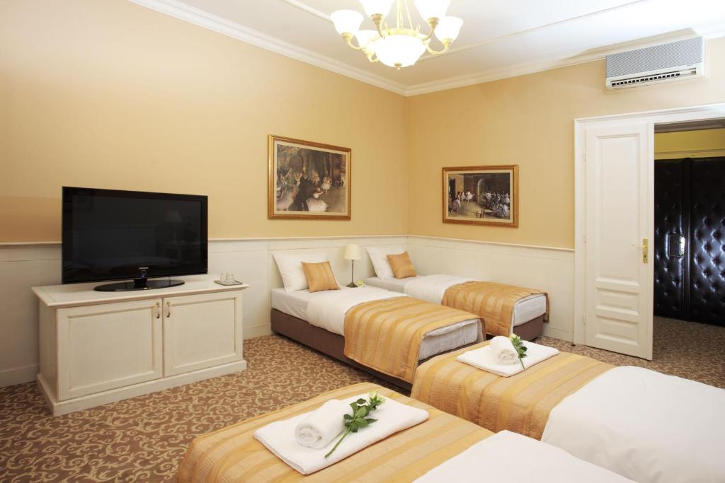 Трехместный (Улучшенный трехместный номер), Booking Rooms