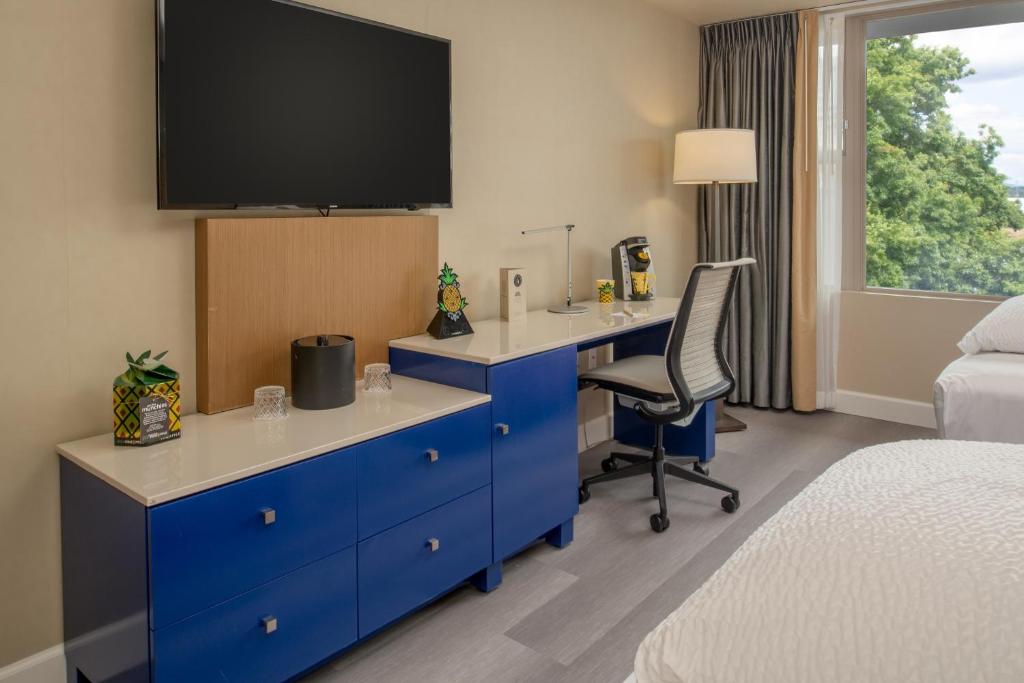 Двухместный (Двухместный номер с видом на набережную), Staypineapple, Hotel Rose, Downtown Portland