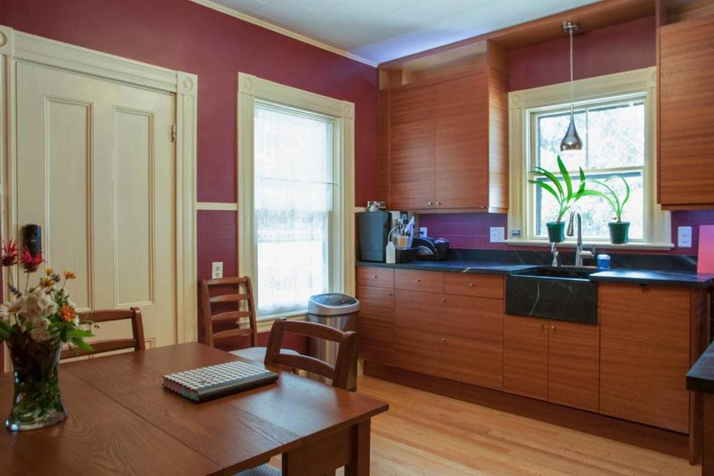 Luxury Harvard/MIT Victorian image