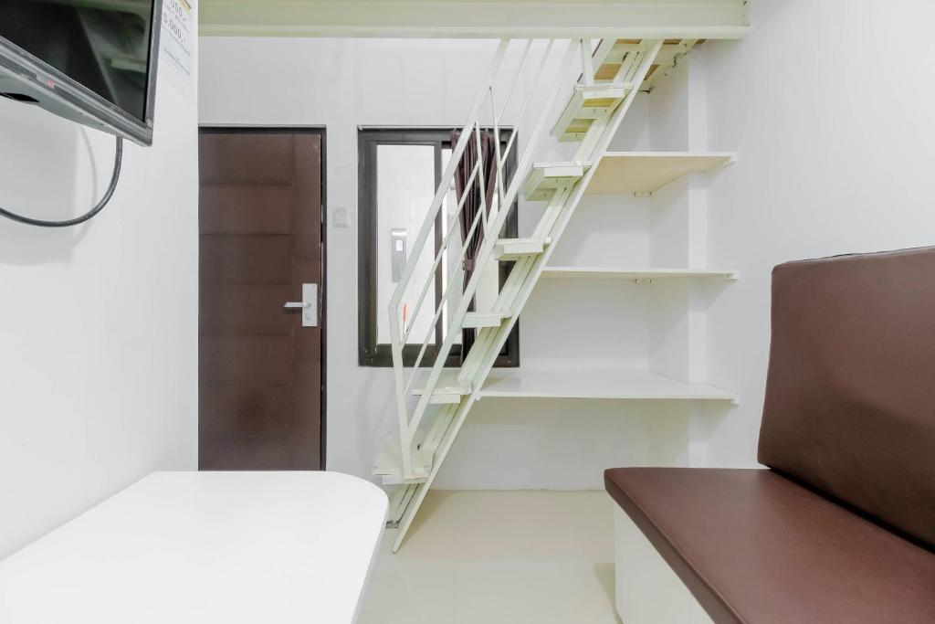 Двухместный (Двухместный номер с 1 кроватью), RedDoorz near Hayam Wuruk