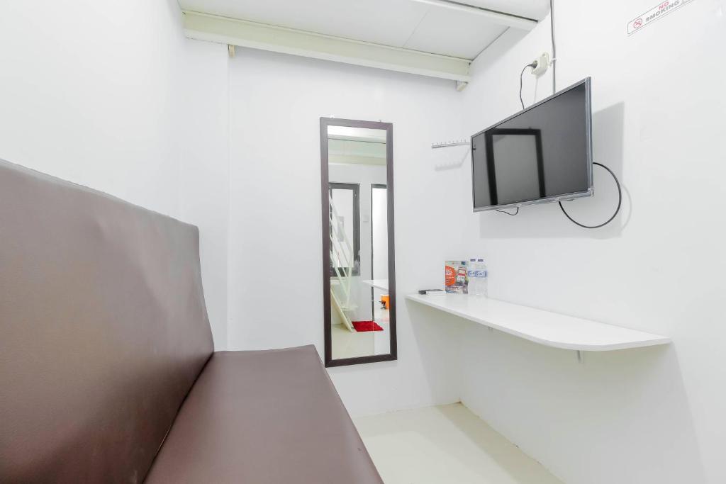 Двухместный (Двухместный номер с 1 кроватью), RedDoorz near Hayam Wuruk