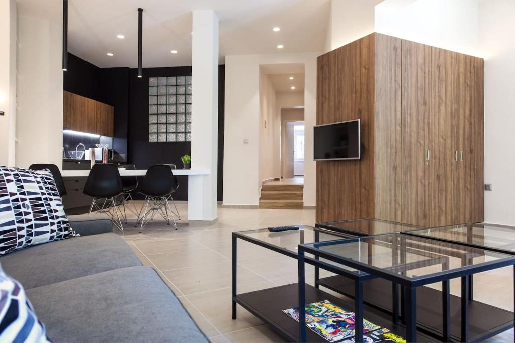 TONI'S Choice to stay in Athens, 2BD Modern House, Athens