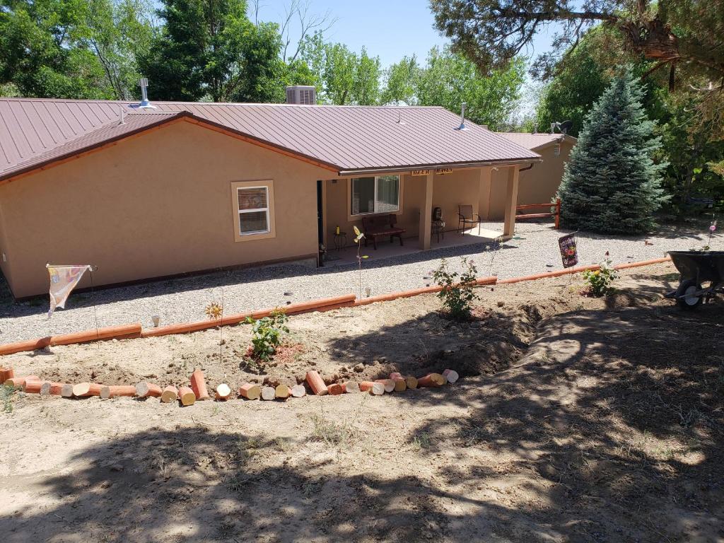 Grizzly Roadhouse Bed and Breakfast photo 3