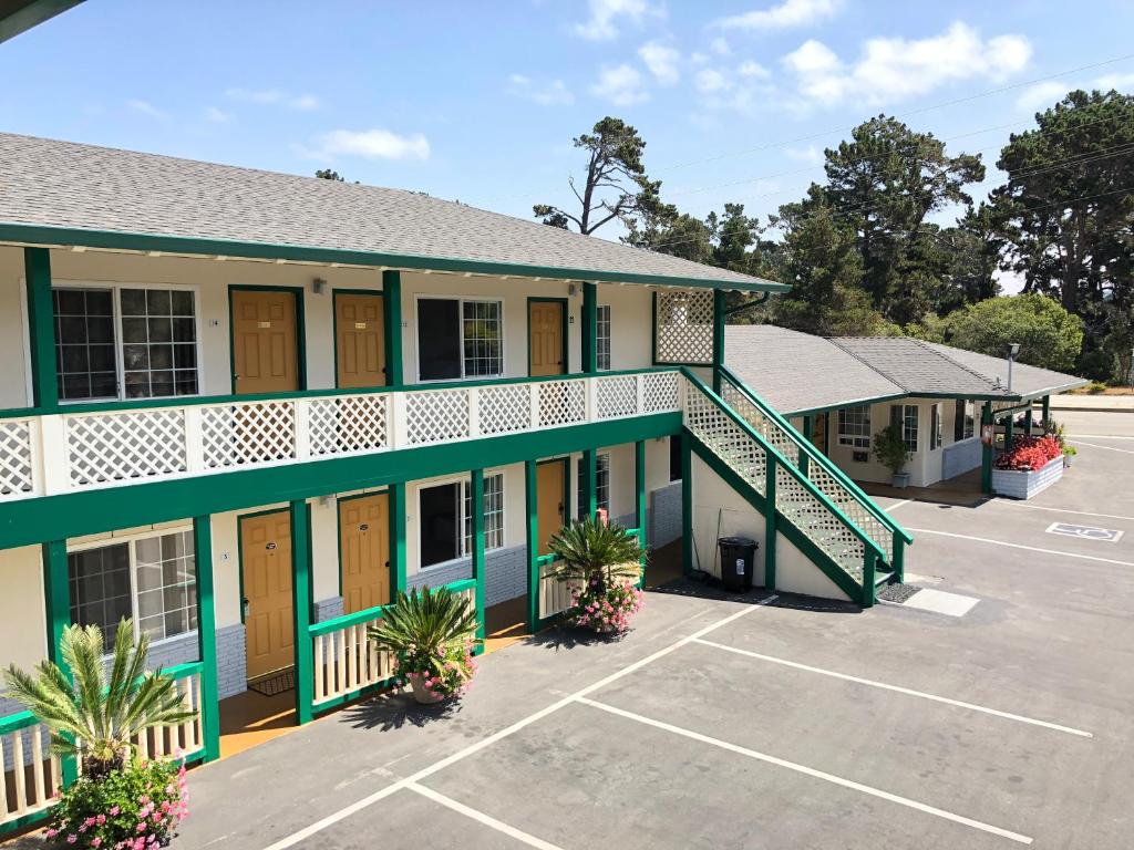 Monterey Pines Inn photo 2