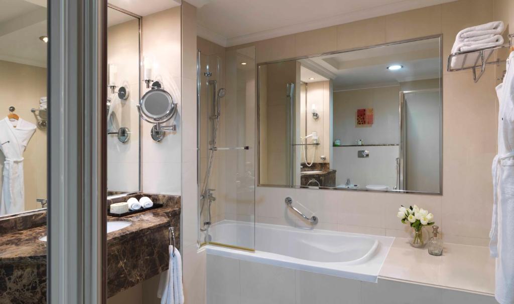 Сьюит (Люкс), Отель Park Regis Kris Kin Hotel